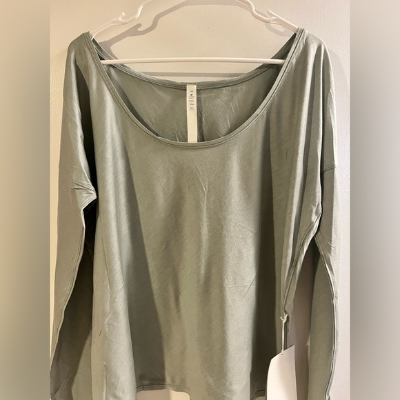 Never worn LuLuLemon Heart Open Long Sleeve. Size 10 - Picture 3 of 8